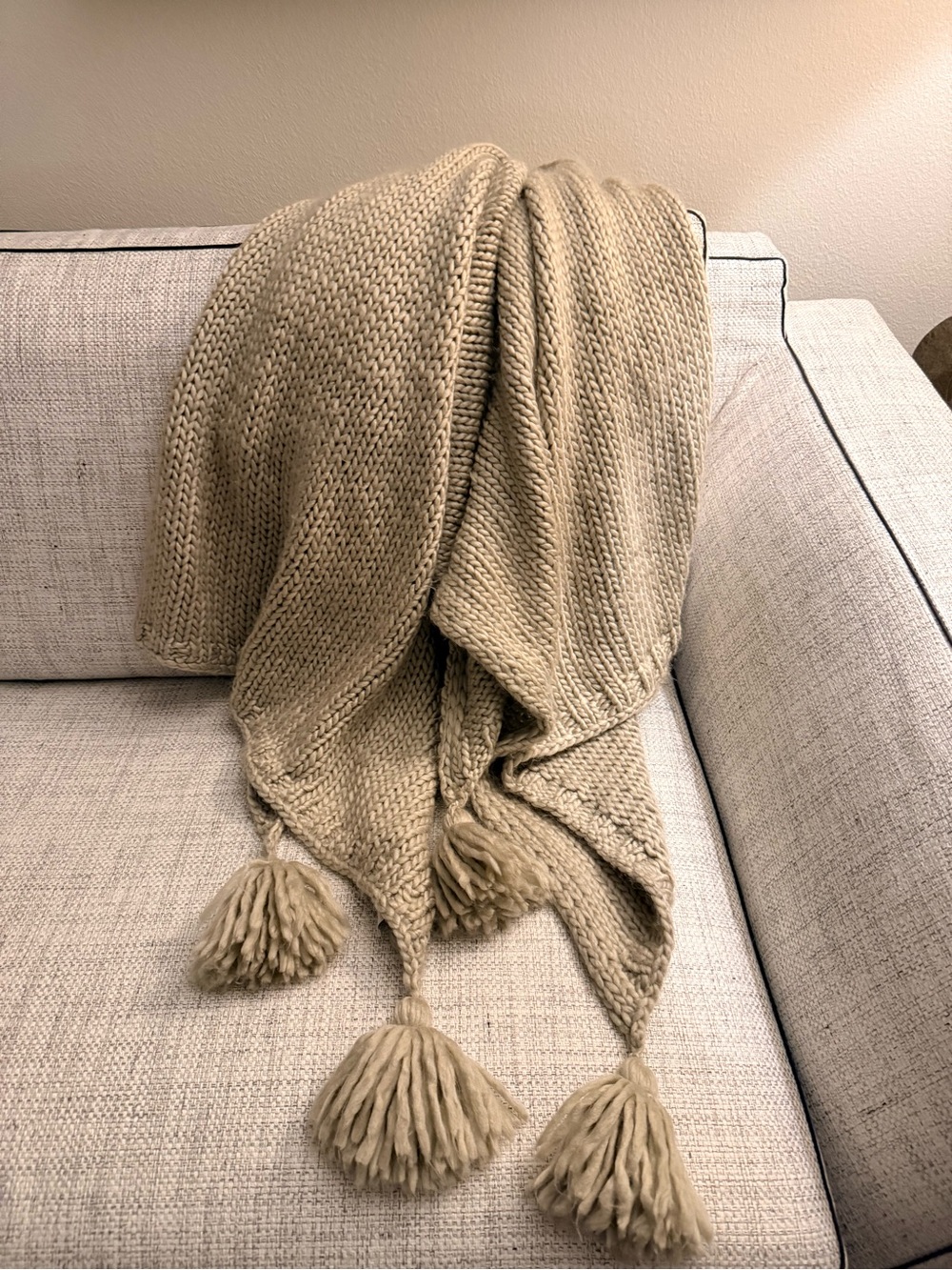 Cozy Chunky Knit Throw Blanket with Tassels - Cream Like New